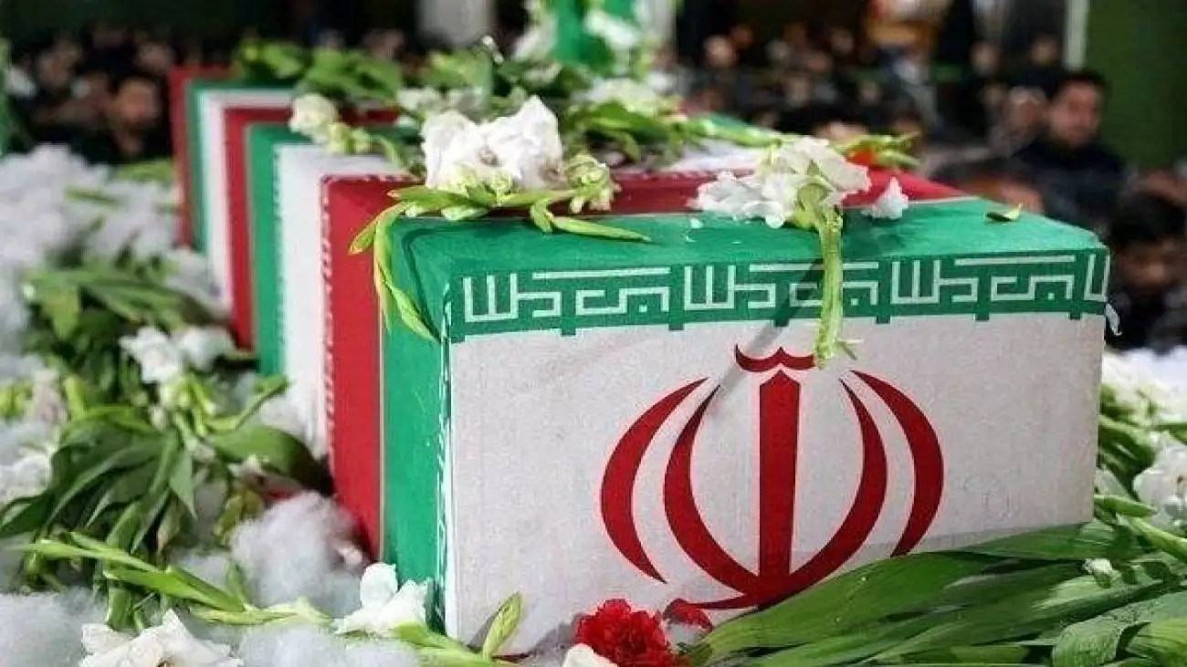 حضور پرشور مردم در بدرقه پیکر مطهر 7 شهید حمله اسرائیل در کاشان  -  ویدئو