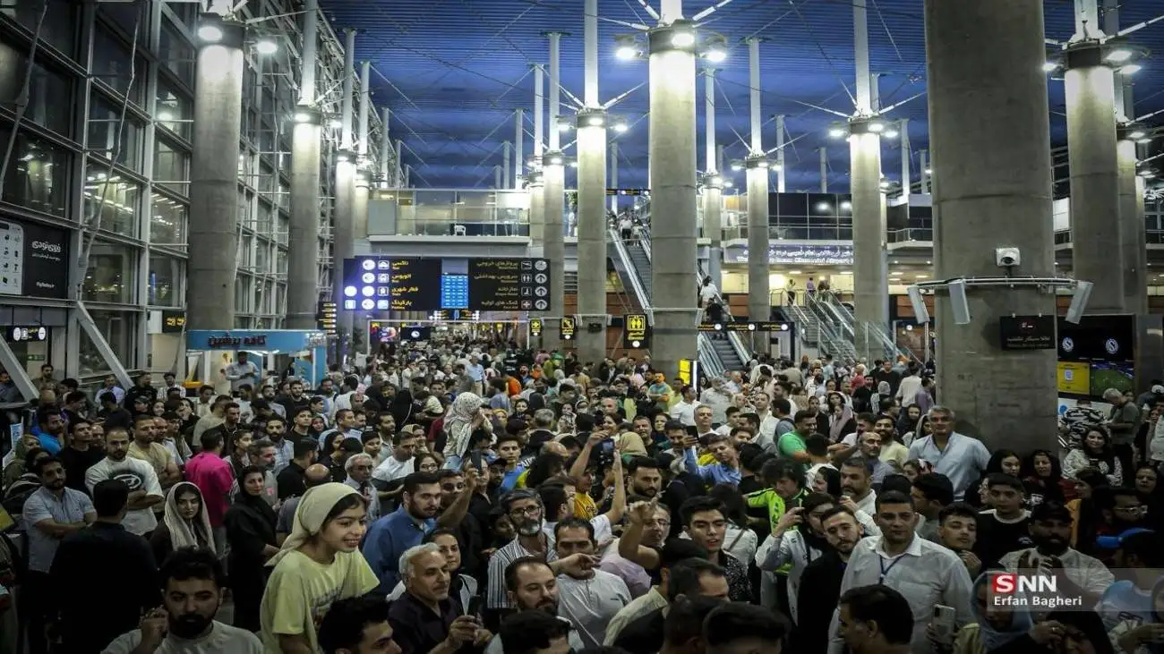 استقبال متفاوت مردم از کشتی گیران در فرودگاه + ویدئو