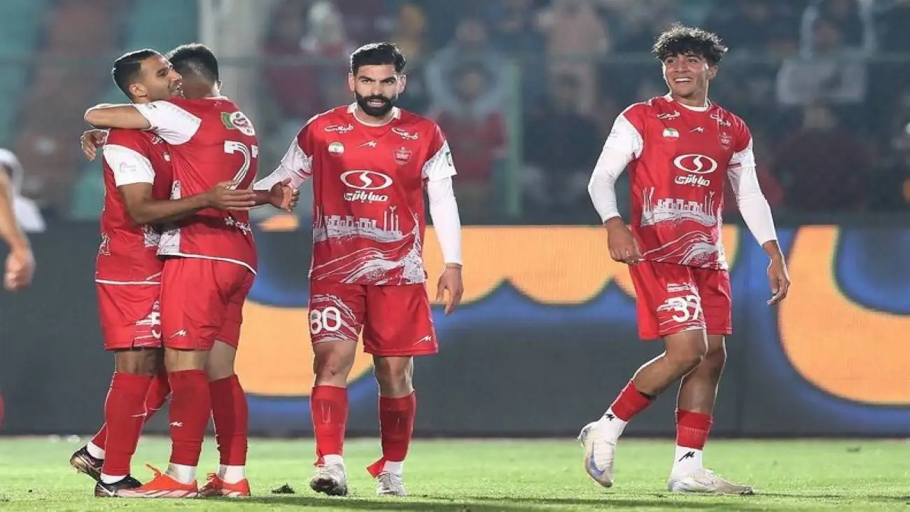 چینش دیواره دفاعی پرسپولیس مقابل هوادار با بازیکن 19 ساله