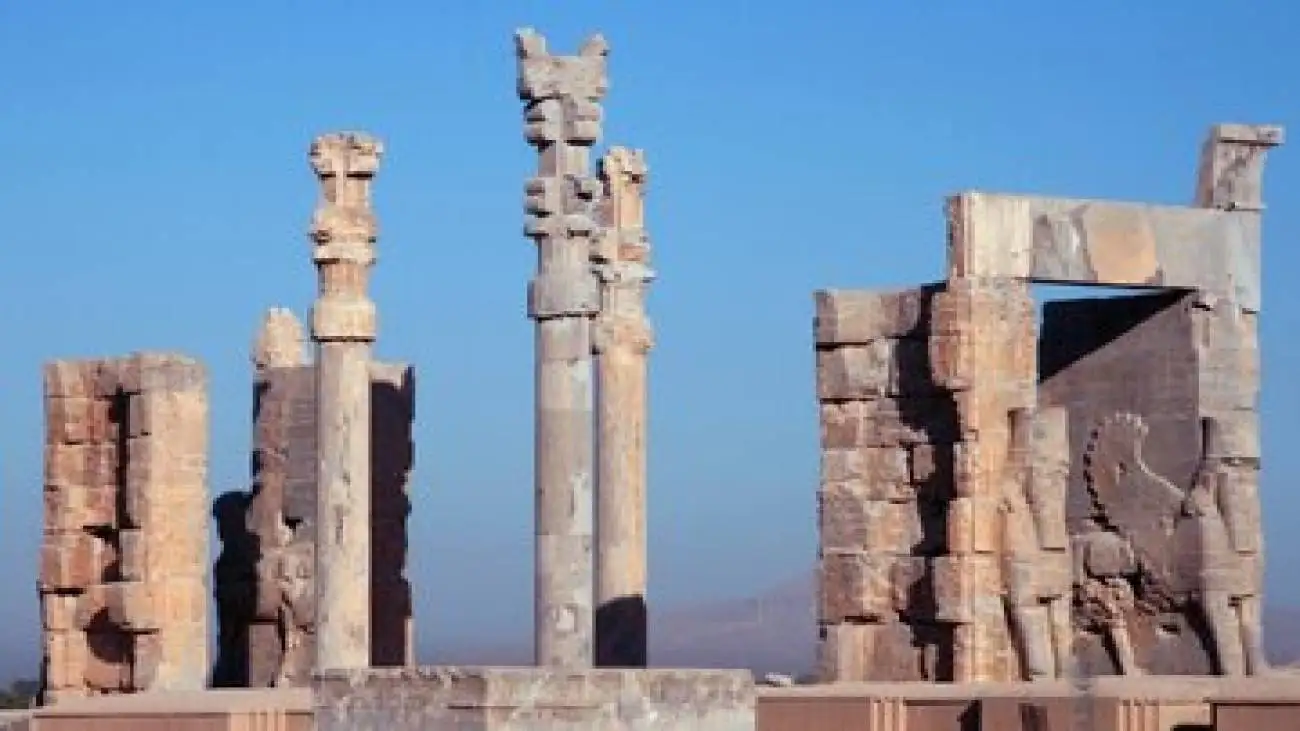 تصویر  -  تصویری جالب از یک زن در حال شست وشوی ظروف در تخت جمشید، سال 1335