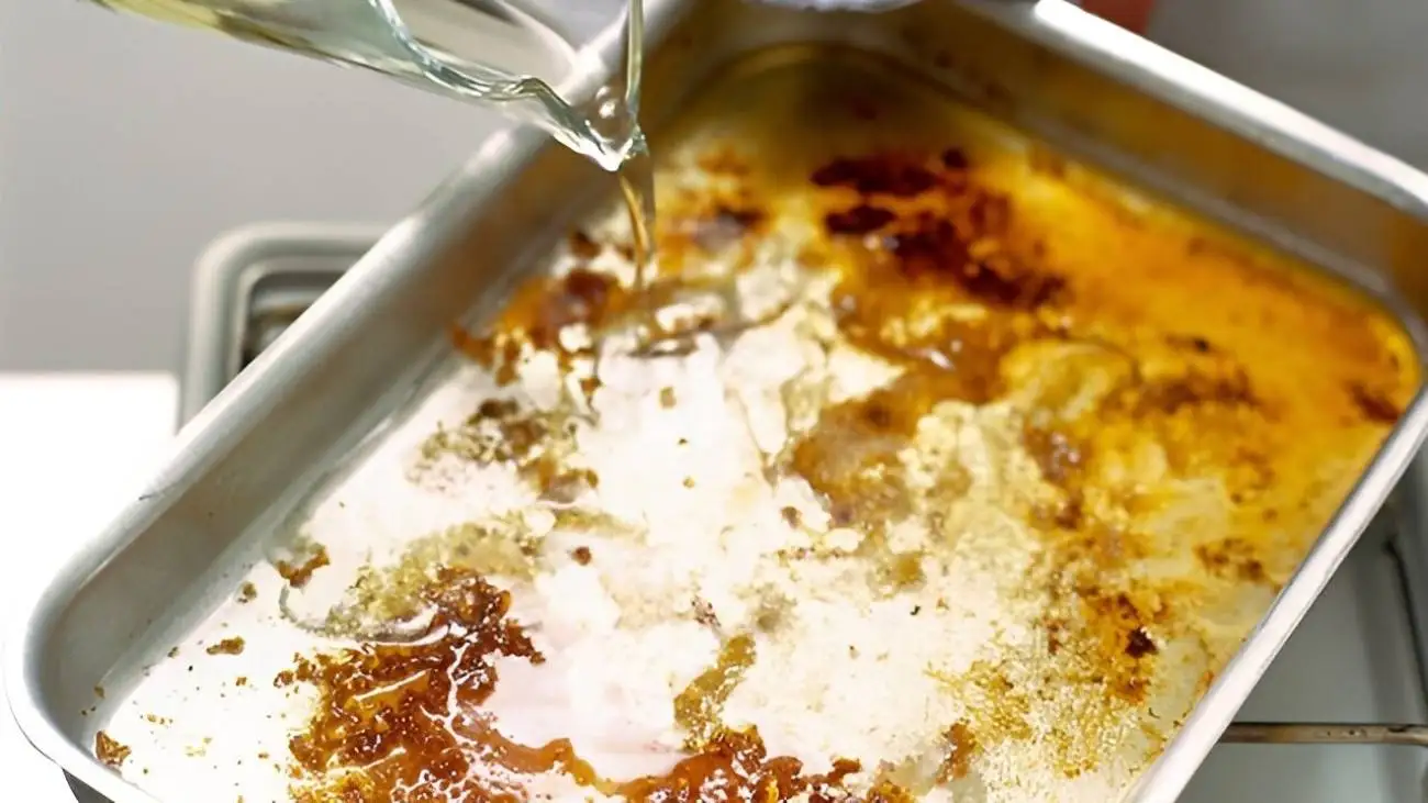 تمیز کردن سینی فر سوخته ؛ 5 روش ساده و مؤثر برای برق انداختن سینی فر