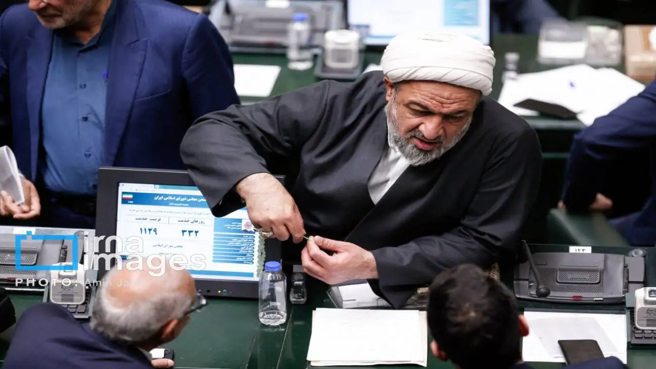 ویدیو  -  کنایه زیدآبادی به تعداد رای های حمید رسایی: هی قوانینی می گذارید که باعث آزار و اذیت مردم است!