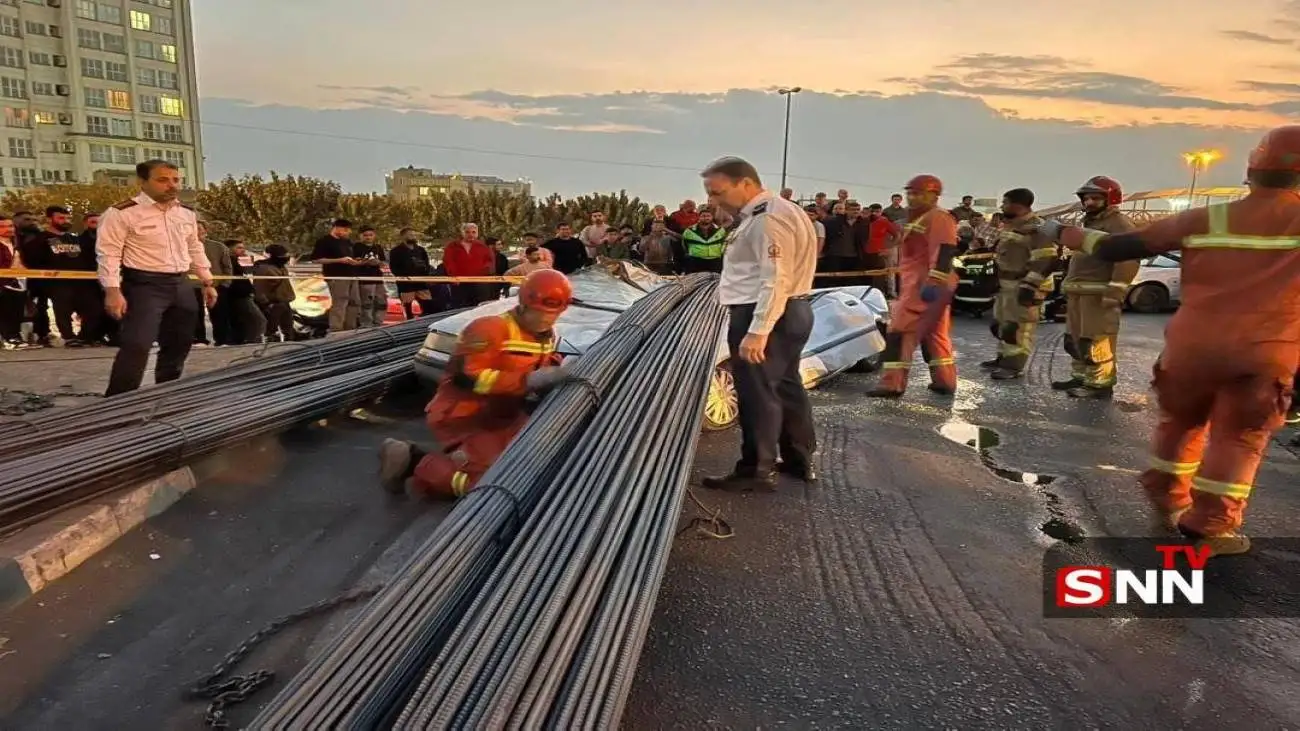 ویدیو  -  واژگونی کامیون حامل میلگرد در کوهسار و سقوط بار روی خودروی سواری