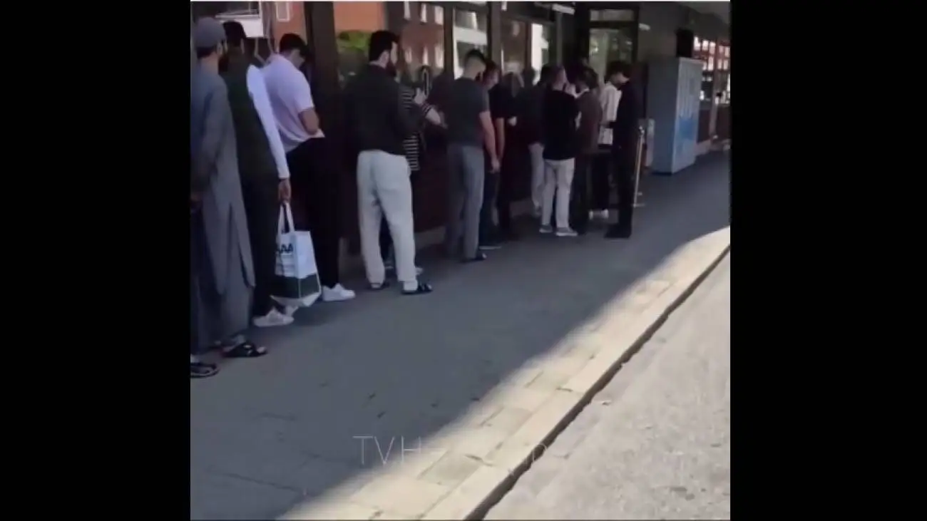 جالب ترین و طولانی ترین صف در قلب سوئد!  -  ویدئو