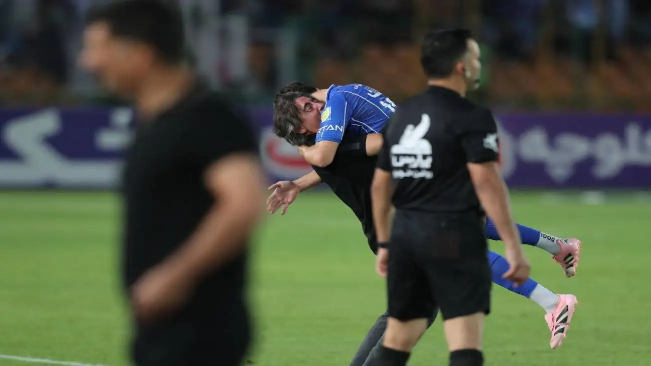 ویدیو  -   شادی ساپینتو به همراه تماشاگران استقلال پس از چهارمین پیروزی پیاپی