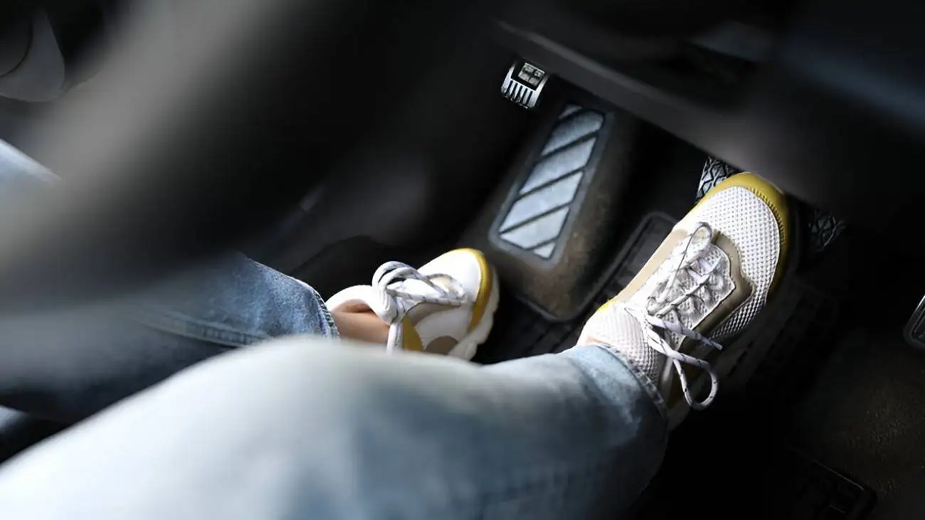 گرفتن ترمز و کلاچ به صورت همزمان ؛ اشتباهی رایج در رانندگی + روش درست توقف خودرو