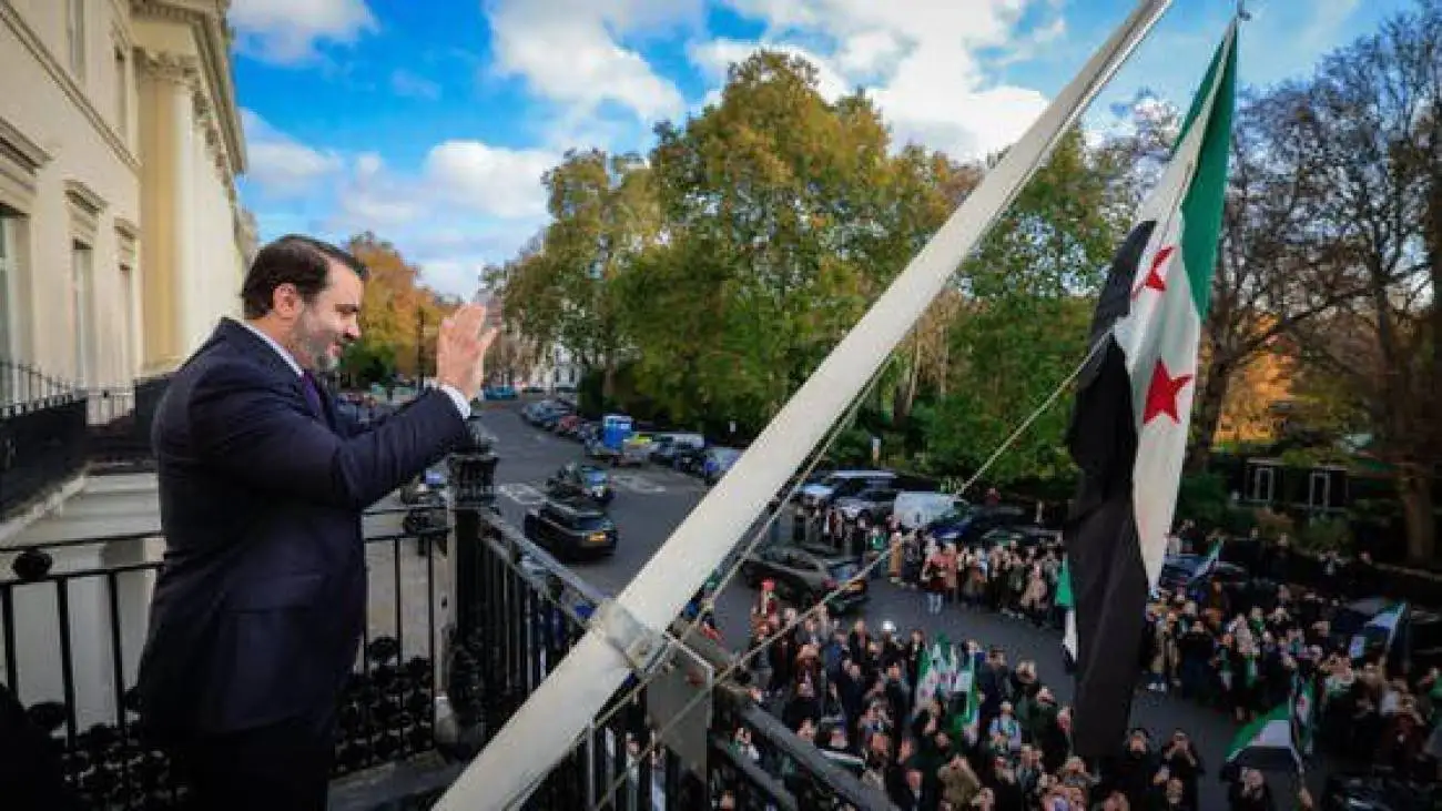 پرچم سوریه در لندن بالا رفت  -  بازگشایی رسمی سفارت پس از سال ها تعطیلی+ ویدئو