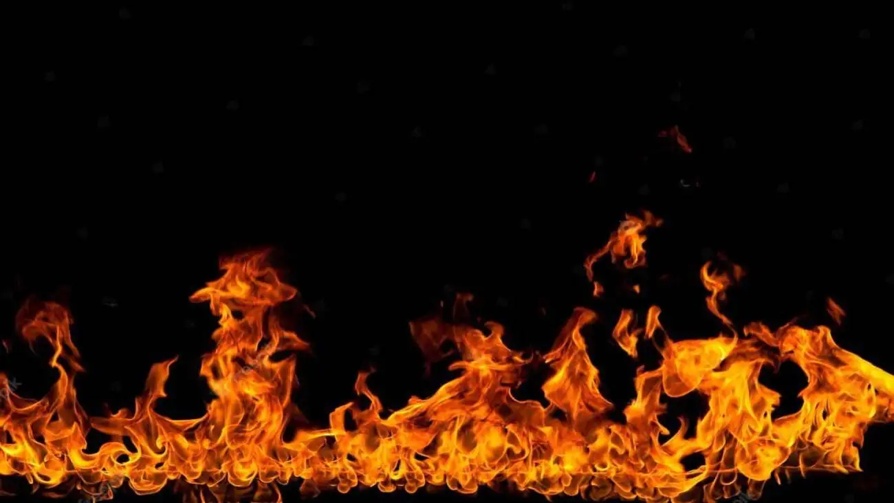 سوختن 7 وسیله نقلیه در آتش سوزی ساختمان مسکونی  -  اعزام 14 مصدوم به بیمارستان