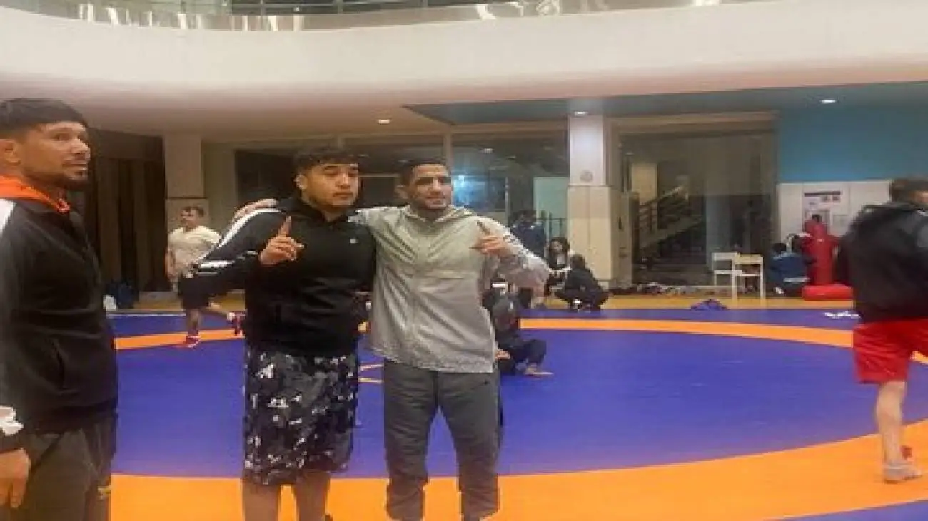 عکس -  صف انتظار برای عکس با دو ستاره کشتی ایران در ریاض!