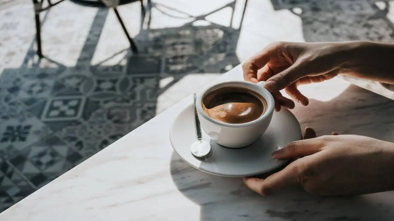در روزهای گرم قهوه بنوشیم یا حذف کنیم؟  -  به ازای قهوه چه مقدار آبرسانی لازم است؟