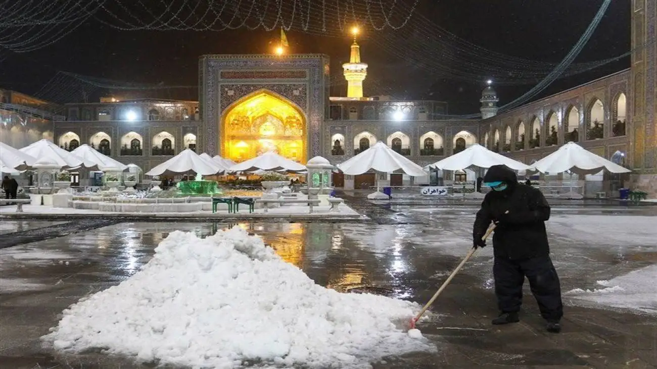 ویدیو  -  بارش برف در حرم مطهر رضوی
