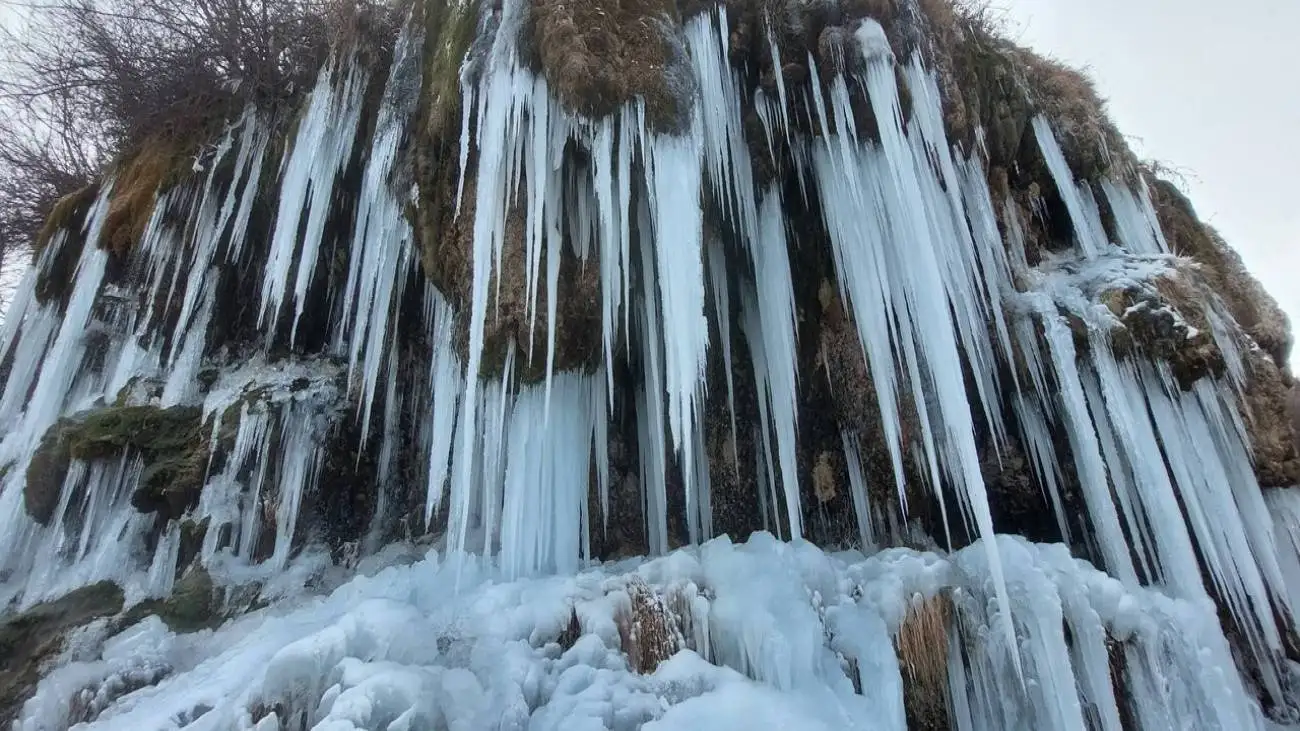 ویدیو  -  آبشار برفی چال مگس در دارآباد تهران