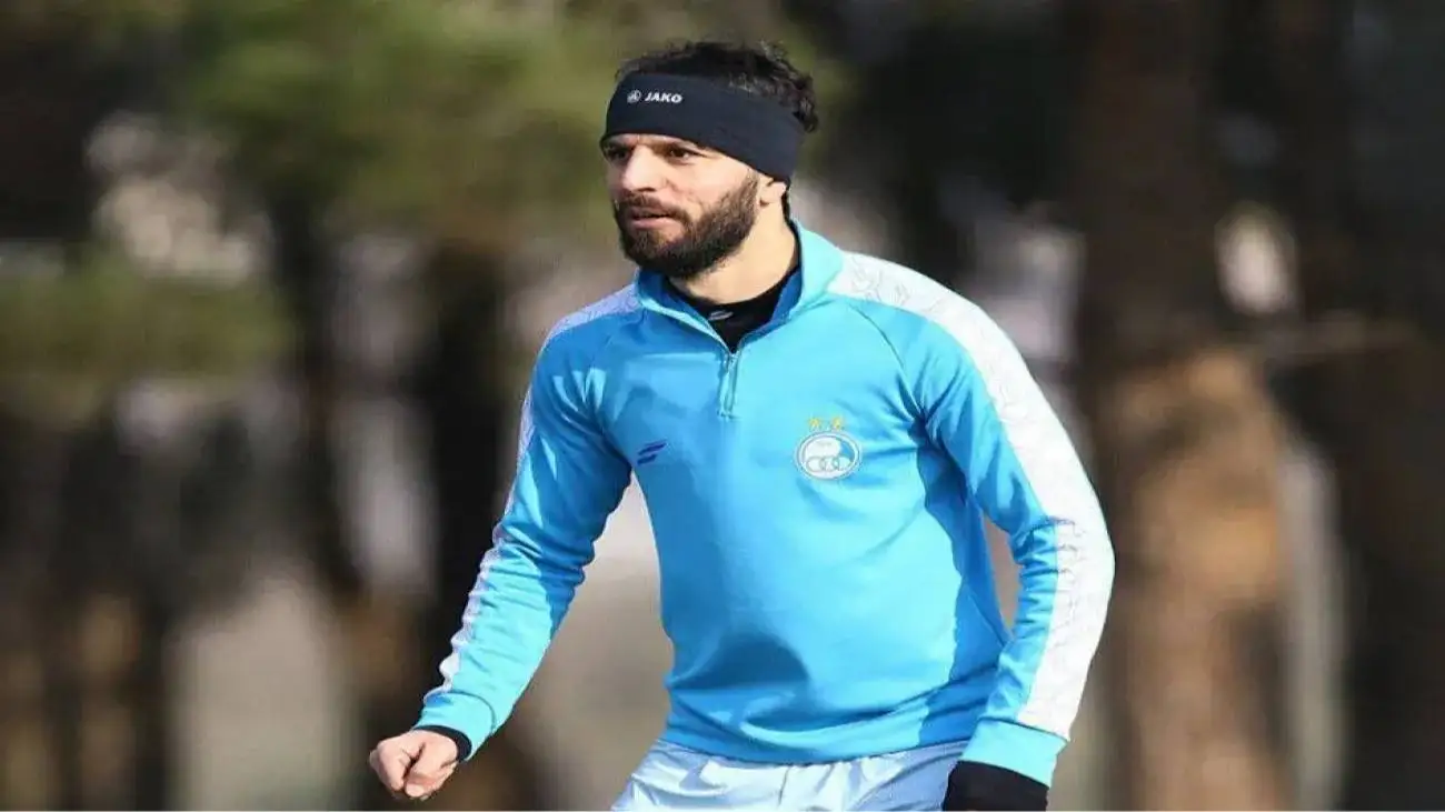 تصویر  -  ستاره استقلال در کنار برنده توپ طلا