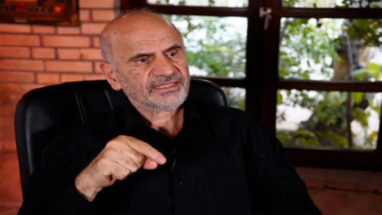 فرشاد مومنی: 40 تا 60 درصد سود بانک ها  از طریق بازی با قیمت ارز است