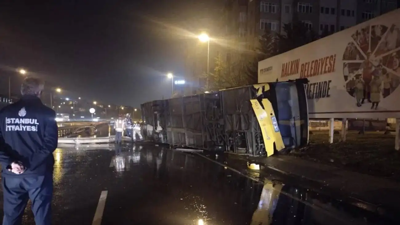 ویدیو  -  چپ کردن اتوبوس مسافربری در جاده لغزنده