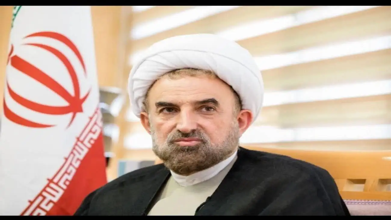 ویدیو  -   اقدام جالب روحانی همراه وزیر ارشاد هنگام برگزار شدن مراسم رسمی تشییع پاپ!