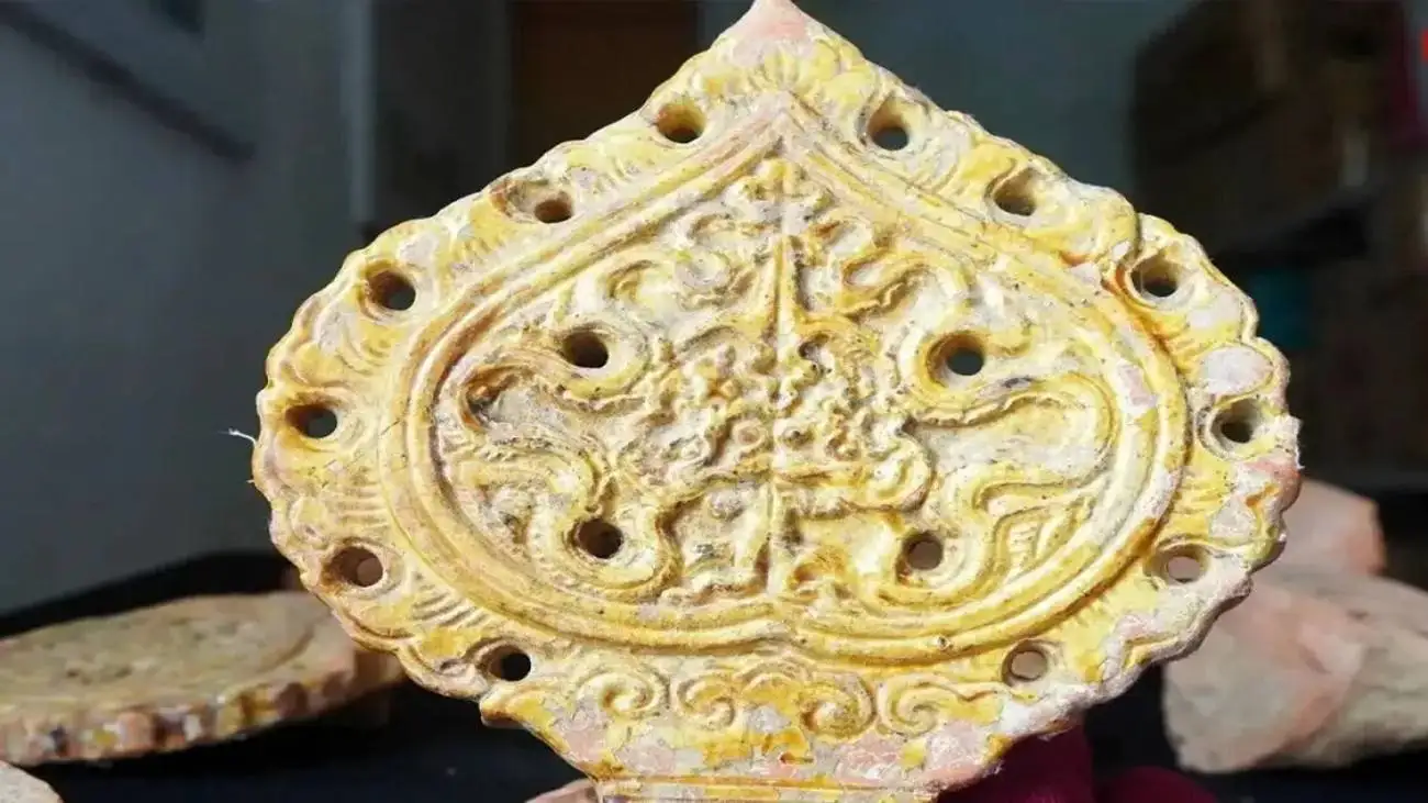 پیدا شدن برگ های سفالی با روکش طلا پشت اژدهای سنگی  -  عکس