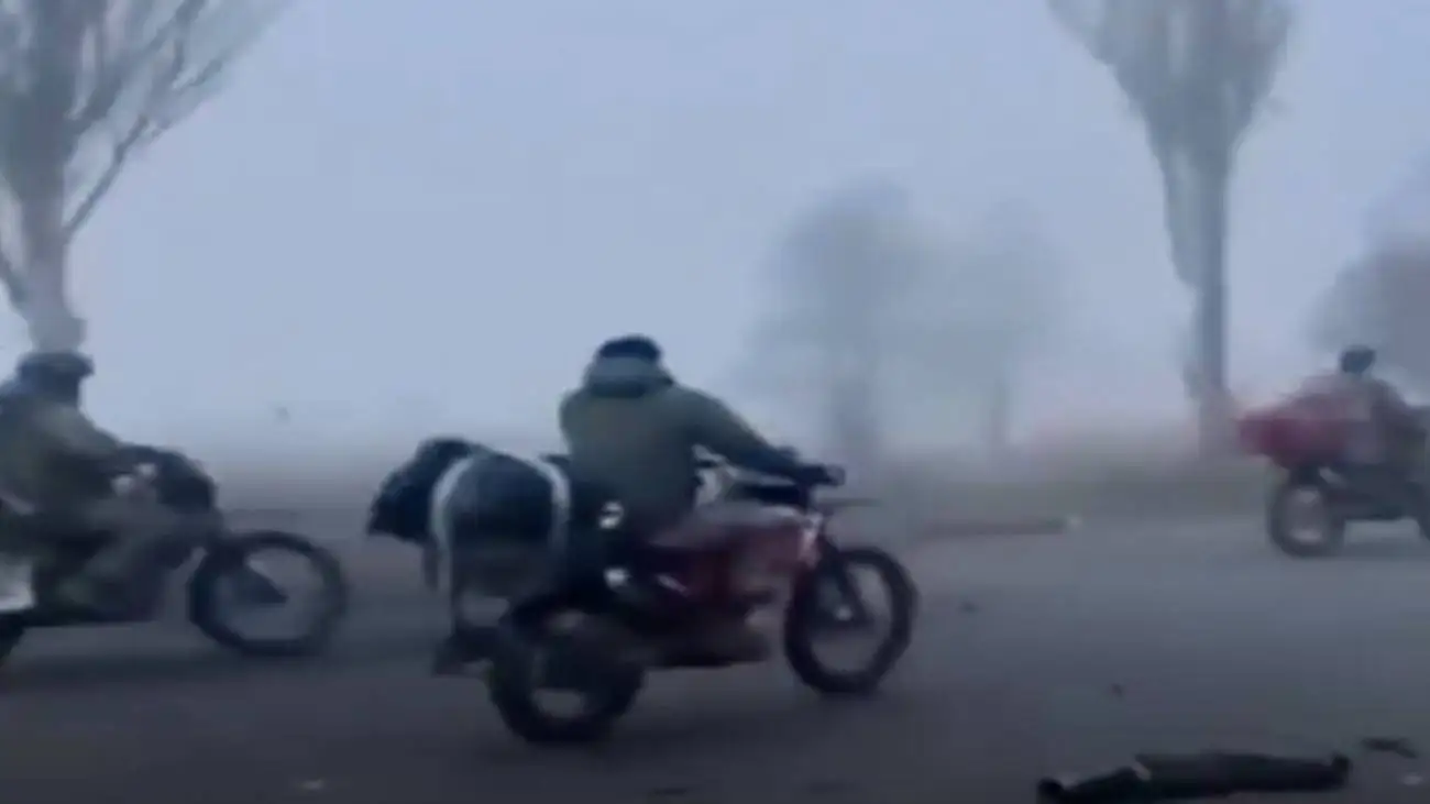 لحظه ورود سربازان روسی به اوکراین با موتورسیکلت! + ویدیو