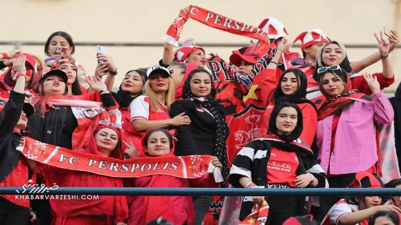 ویدیو  -  حمایت گزارشگر بازی پرسپولیس و سپاهان از تماشاگران خانم در ورزشگاه آزادی