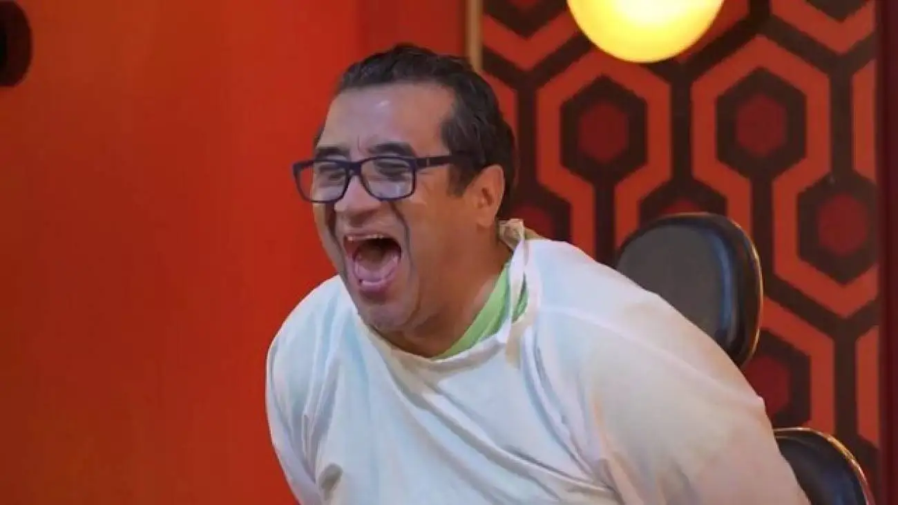 ادامه جنجال فحش های رکیک خداداد عزیزی  -  قربانش بروم اشتباه فحش می دهد!