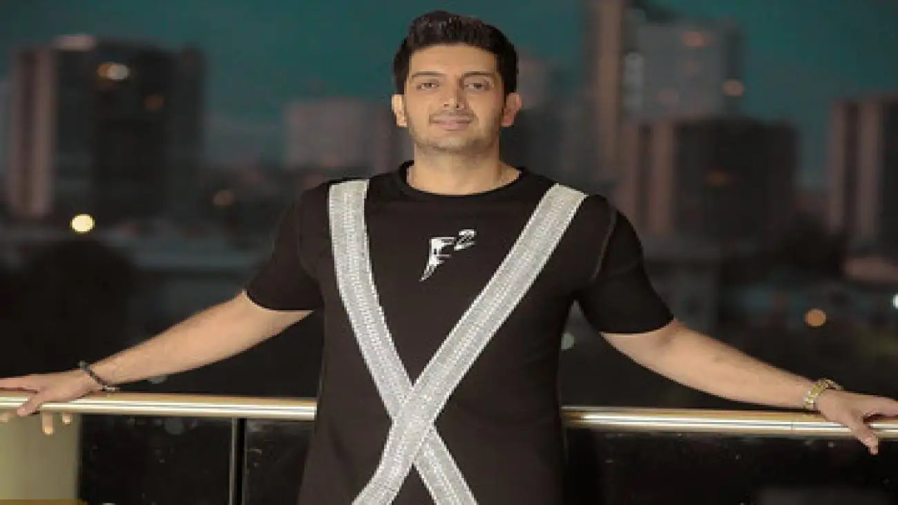 فرزاد فرزین: فکر می کردند ادای فریدون فروغی را درمی آورم -  الگوی کاری ام مایکل جکسون است