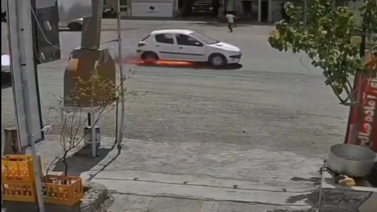 واکنش سریع ماموران آتشنشانی داورزن  -  نجات خودروی دچار آتش سوزی در جاده + ویدیو