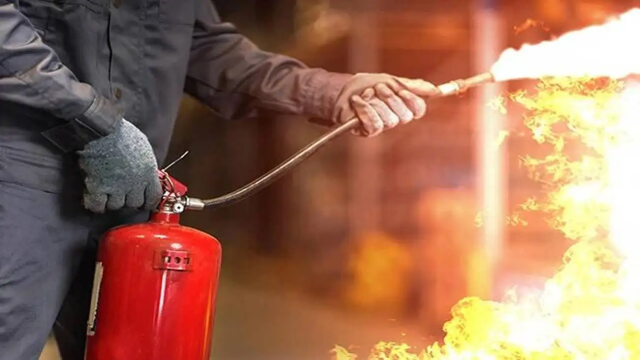 آتش سوزی دوباره در بندرشهیدرجایی؛ اینبار در انبار ضایعات + ویدئو