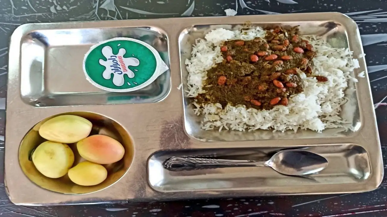 افزایش درخواست غذای رایگان توسط دانشجویان  -  برخی دانشجویان با هم یک وعده غذا می خورند