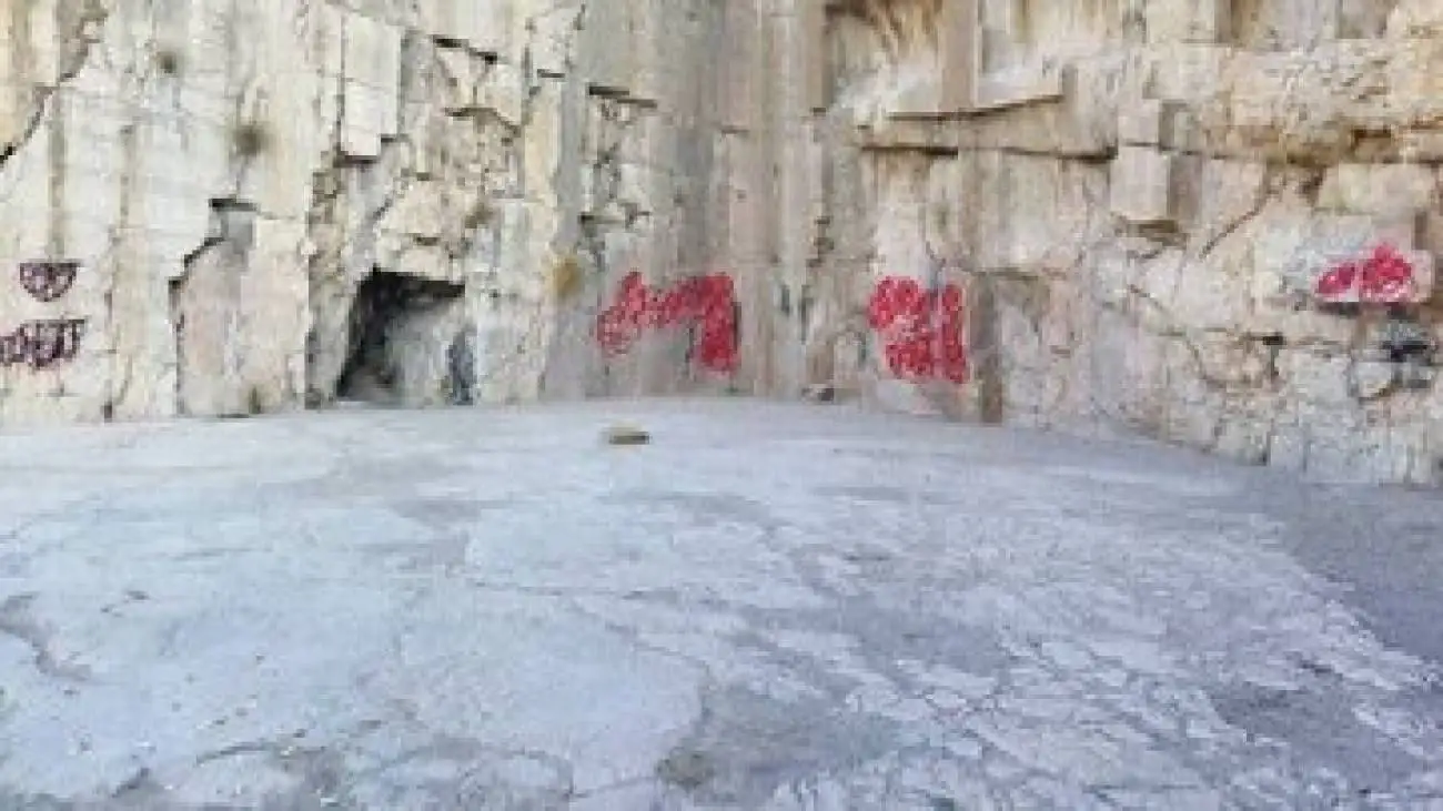 نقاشی های اسپری ای، حک نام ها، خطوط تراشیده، دوده آتش و ...در یادگار دوره هخامنشی -  عکس