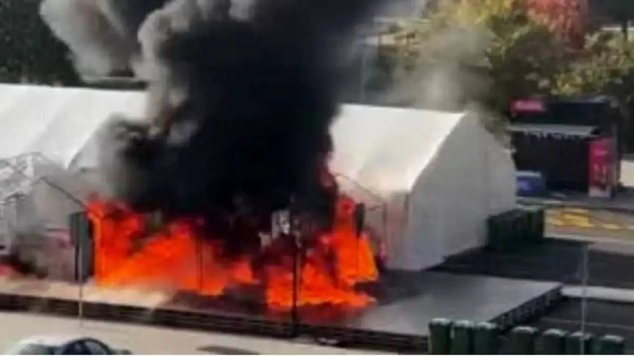 ویدیو  -  آتش سوزی در چادری متعلق به هواداران رهبر صربستان در نزدیکی ساختمان پارلمان این کشور