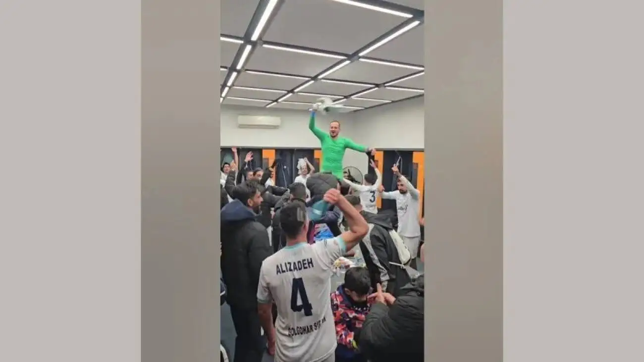جشن و پایکوبی بازیکنان گل گهر در رختکن پس از پیروزی برابر استقلال+ ویدئو