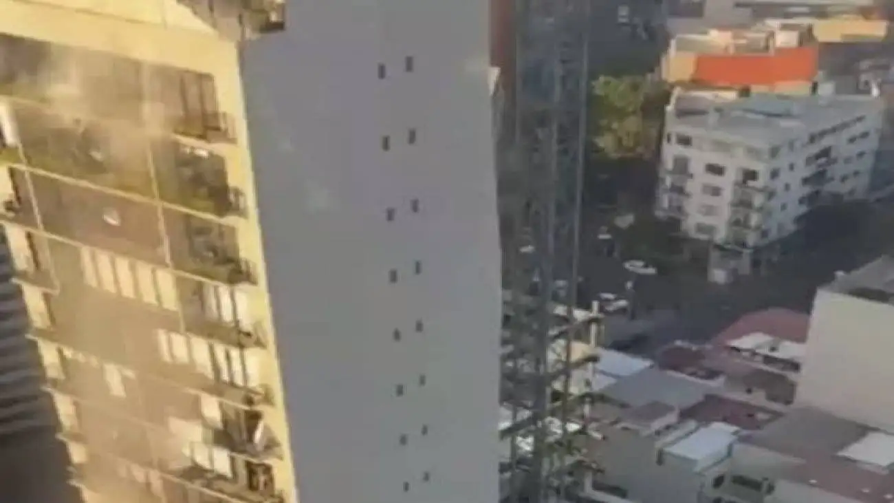 لحظه ترسناک زمین لرزه 6 - 5 ریشتری؛ ساختمان ها مثل گهواره تکان می خورند!