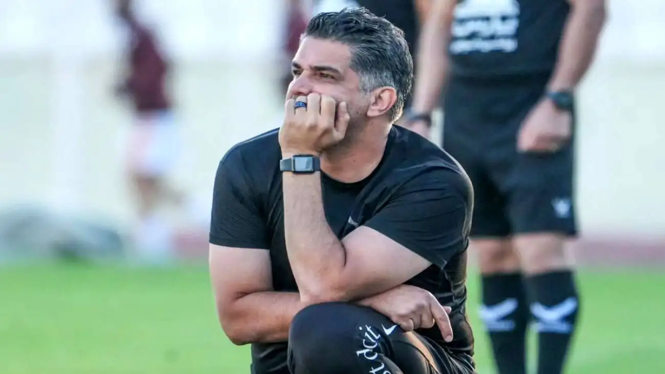 حیف که دوربین روشن است!  -  عصبانیت شدید مربی ماه فوتبال ایران + عکس