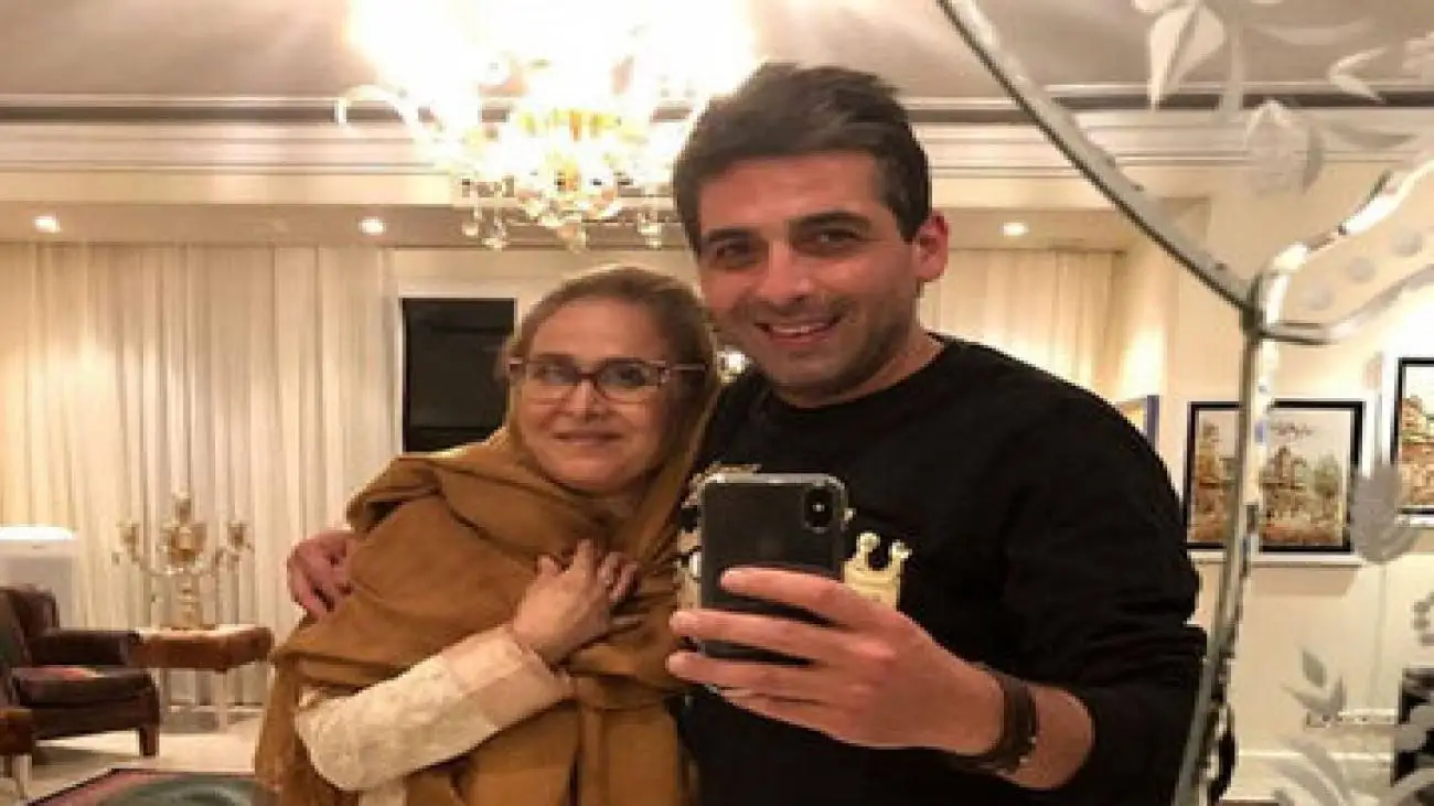تصویر  -  یک قاب تلخ؛ شکستن حمید گودرزی پس از فوت مادرش