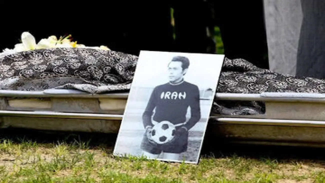 خشم هواداران، پیکر پیشکسوت استقلال چندروز در سردخانه ماند تا دفن شود -  از احسان نراقی تا فرامرز ظلی؛ یک بام و دو هوا در مدیریت قطعه نام آوران بهشت زهرا