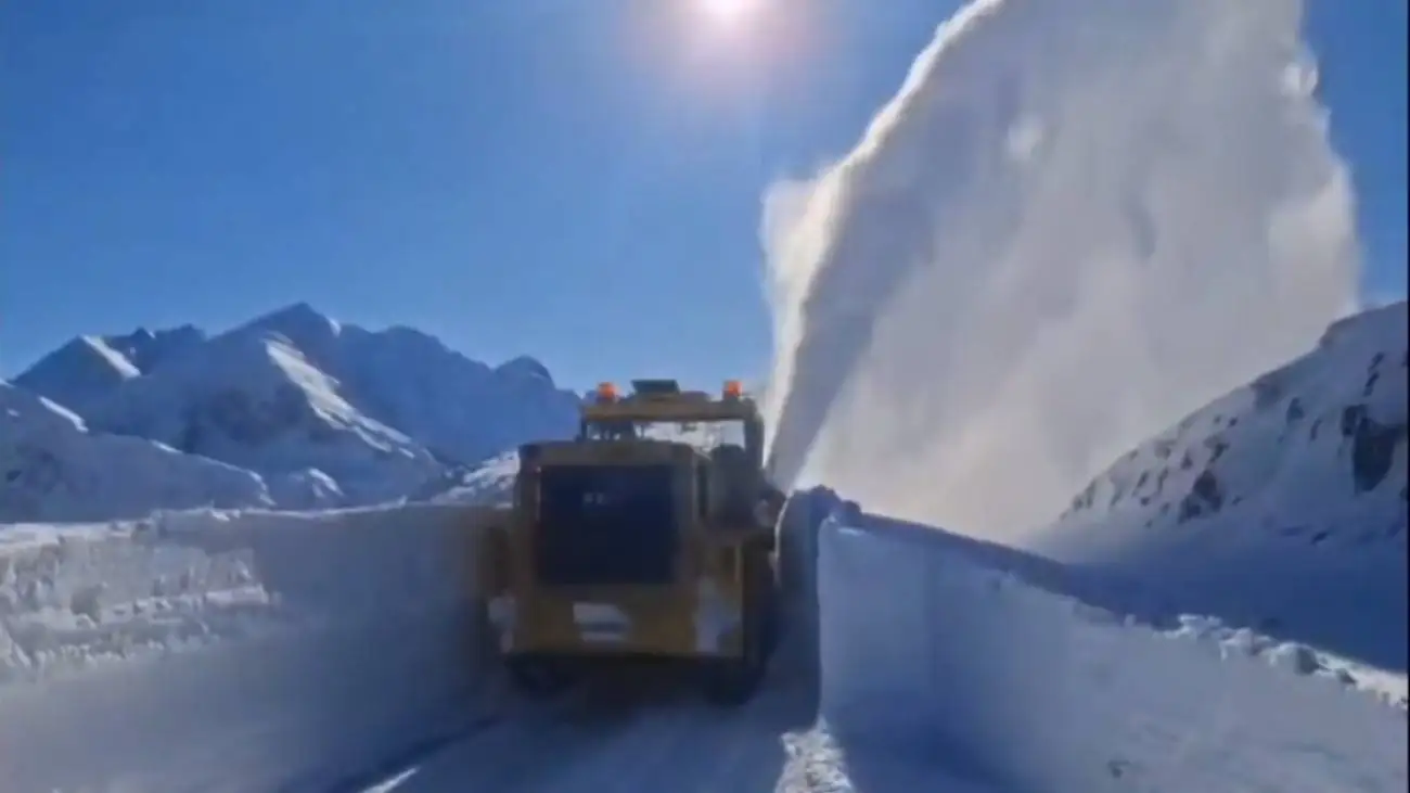 بارش 2 متر برف در یک شهرستان غربی کشور!  - + ویدئو