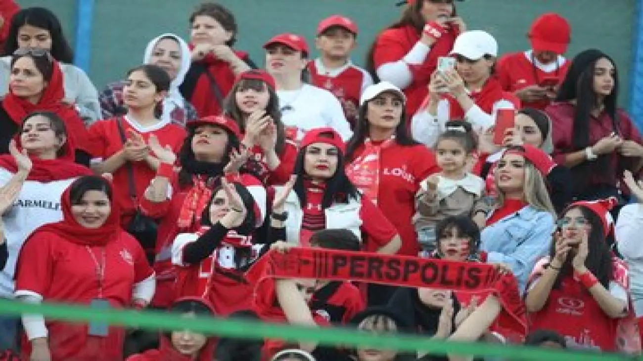 عکس -  دختران اصفهانی که با افتخار پرسپولیسی اند!