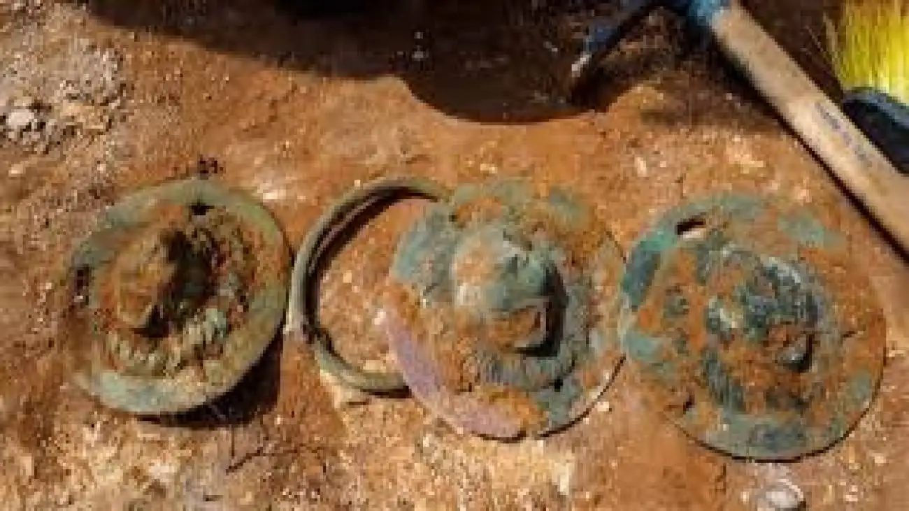 4 سر برنزی شیر در یک قبر 1900 ساله + عکس