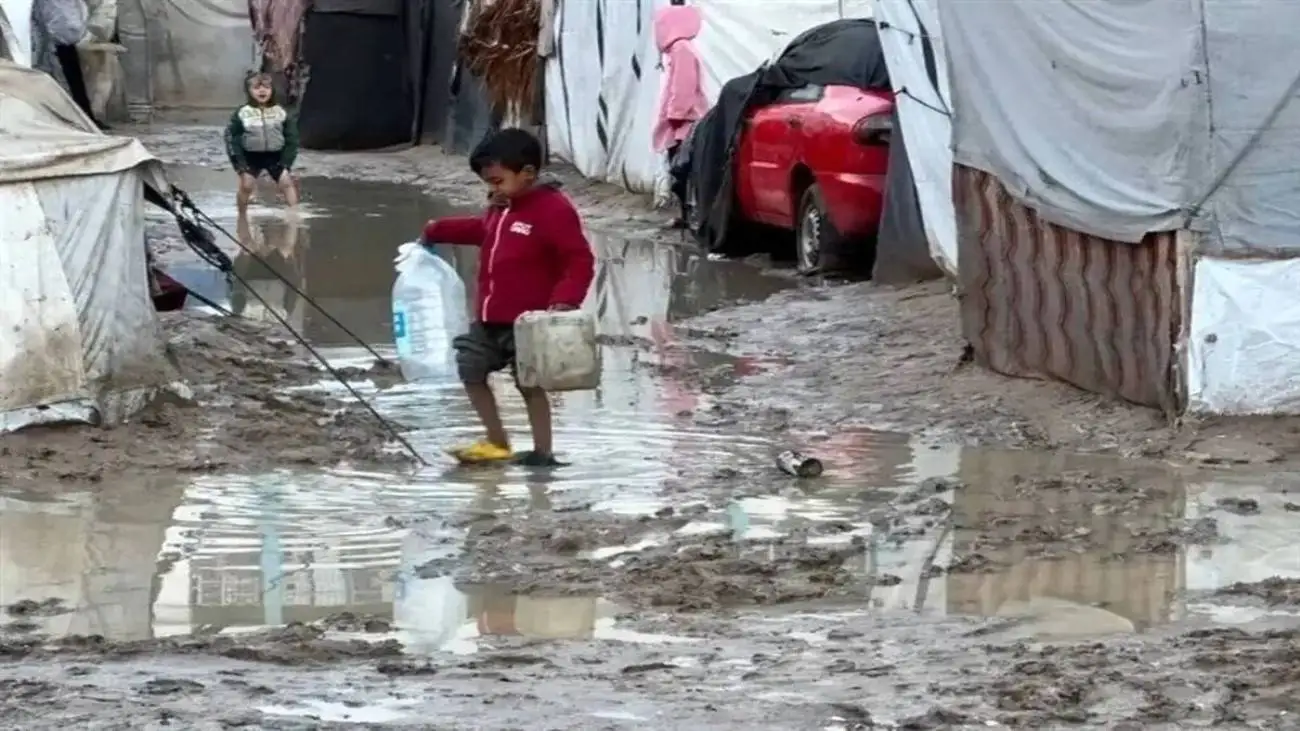 ویدیو  -  صحنه ای تلخ از سیلاب دیروز برای کودکان غزه