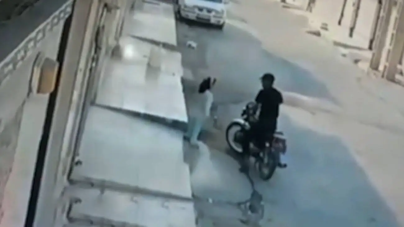 لحظه سرقت گوشواره های زنان تهرانی + اعترافات سارق  -  ویدئو