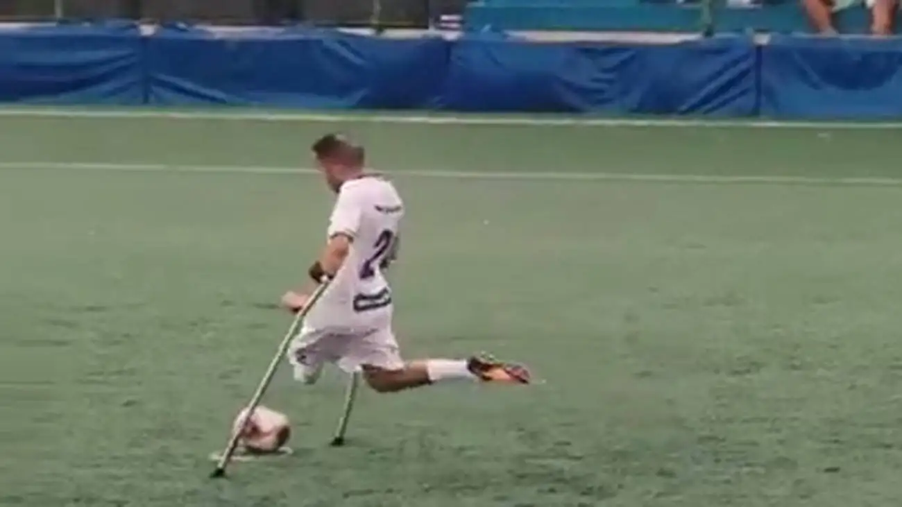 ویدیو  -  ضربه ایستگاهی دیدنی در فوتبال توسط یک فوتبالیست قطع عضو با یک پا!