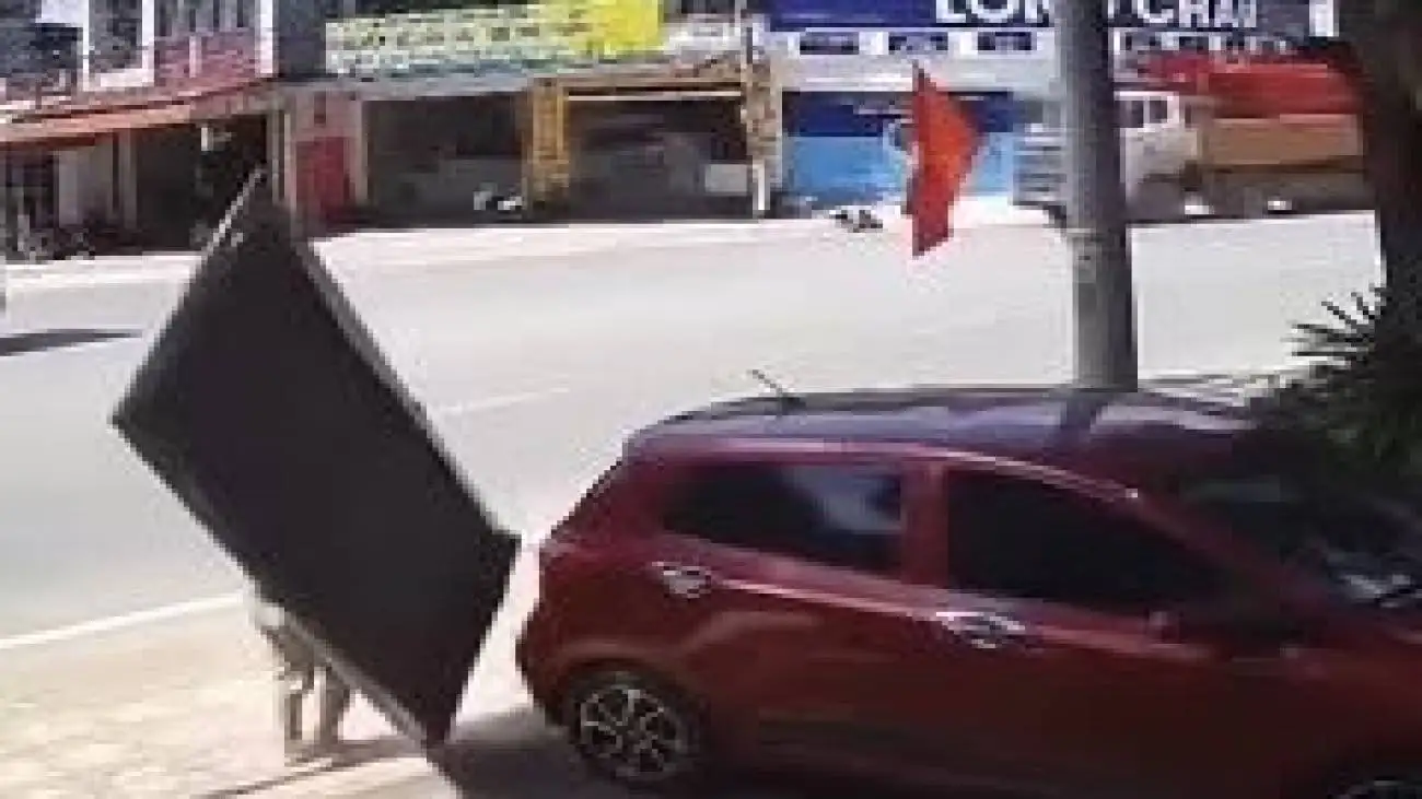 لحظه ناگوار ترکیدن لاستیک تریلی در پیچ خیابان؛ نجات معجزه آسای عابر را ببینید + ویدیو