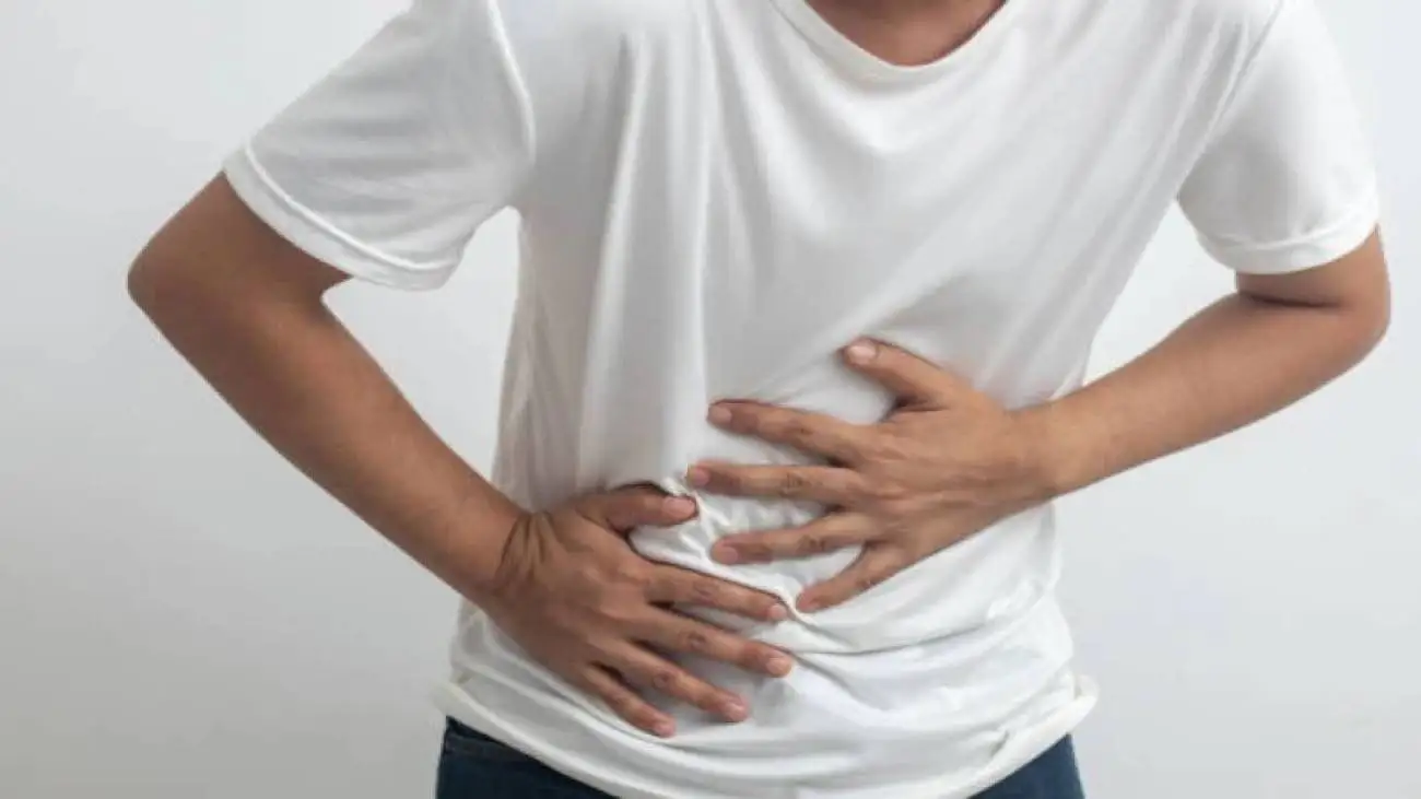 دلیل درد در ناحیه راست شکم چیست و چه زمانی باید به پزشک مراجعه کرد؟