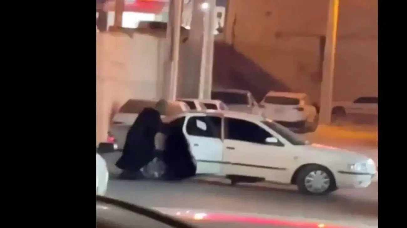 لحظه فرار 5سارق زنانه پوش از یک طلا فروشی در  جزیره قشم + ویدئو