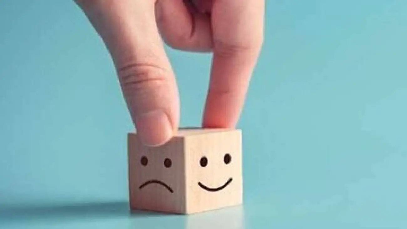 خنده تلخ ایرانی ها در مواجهه با مسائل سیاسی اجتماعی -  (طنز و شوخی نوعی مواجهه حداقلی است که فقط بگوییم دغدغه ای هم وجود دارد)
