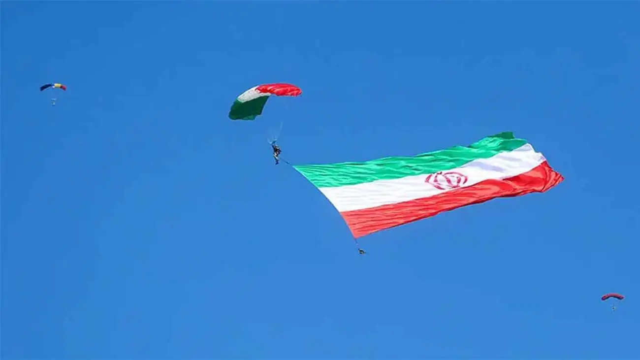 ویدیو  -  پرواز چتربازان بر فراز حرم امام خمینی (ره) در مراسم رژه روز ارتش