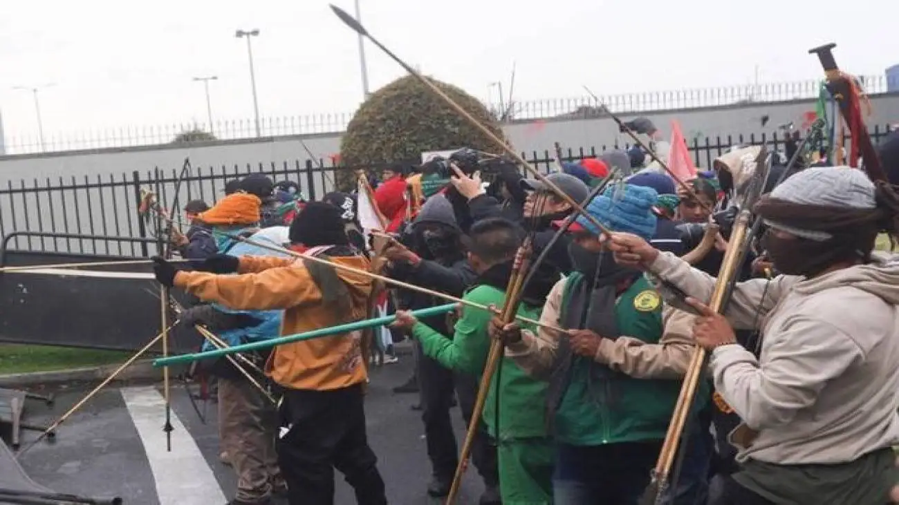 حمله با سلاح جالب به سفارت آمریکا + تصاویر