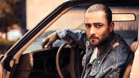 ویدیو -  امیر مقاره: ماشین و خونه ندارم فقط یه موتور دارم -  قیاسی: مردم تصور میکنن اینا پول پارو میکنن در حالیکه این شکلی نیست