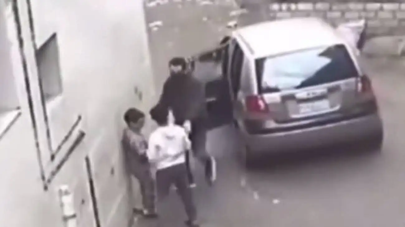 ویدیو  -  مقاومت قهرمانانه یک کودک شجاع در مقابل آدم ربایی که سعی داشت خواهرزاده اش را برباید