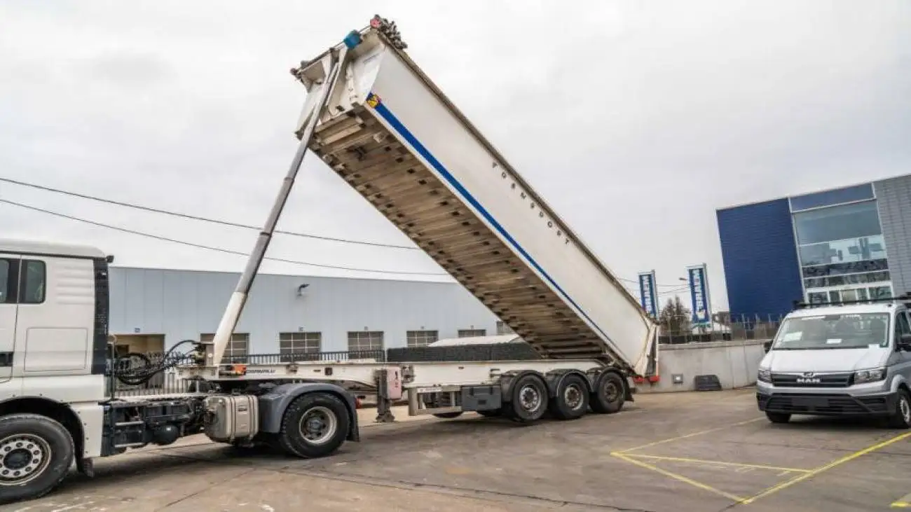 ویدیو  -  تریلی های جک دار راهکار خلاقانه برای اثاث کشی در شهرهای شلوغ